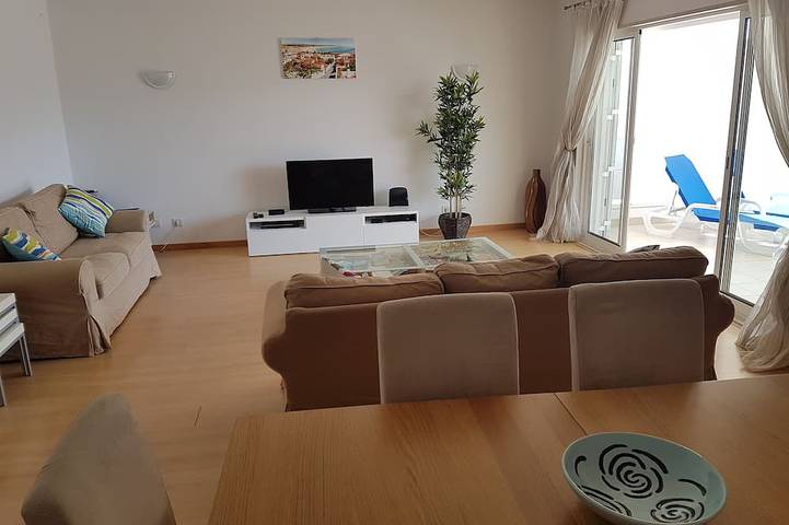 Apartamento inteiro, Spacious Marina Apartment lovely balcony view, near to pool, WiFi & Uk Tv in São Sebastião, São Gonçalo de Lagos