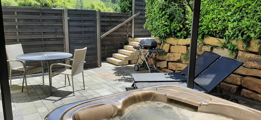 Gîte pour 2 personnes, avec jacuzzi et jardin ainsi que terrasse et sauna, animaux acceptés à Burbach