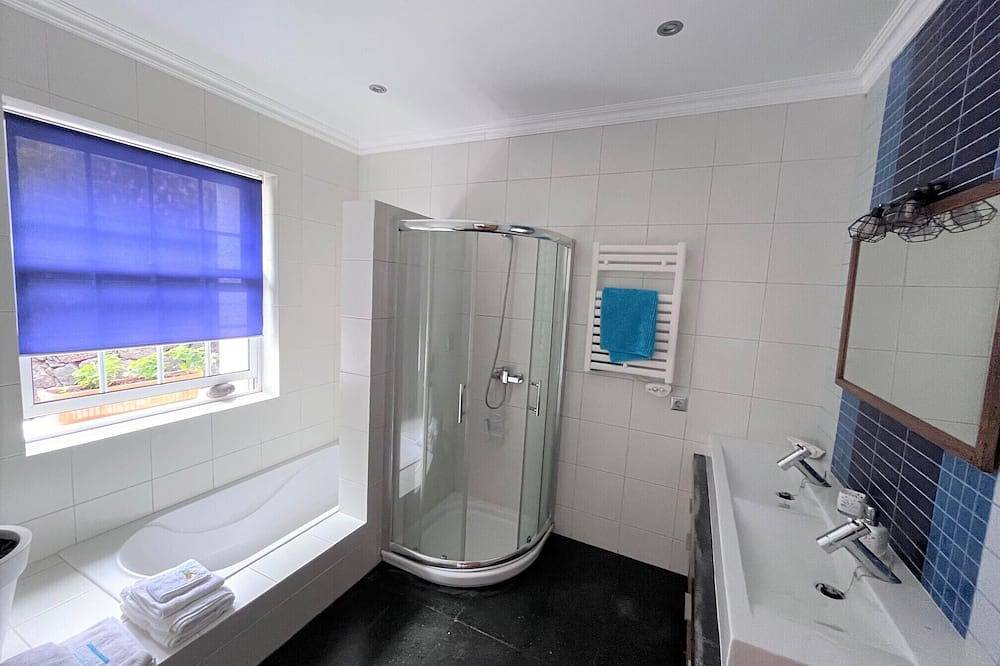 Villa à beira-mar no topo da falésia, com jardins e piscina privativa in Ilha do Pico