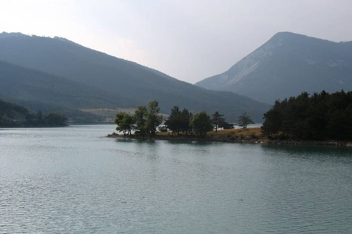 Location de vacances pour 11 personnes, avec Terrasse ainsi que Jardin et Piscine à Saint-André-les-Alpes