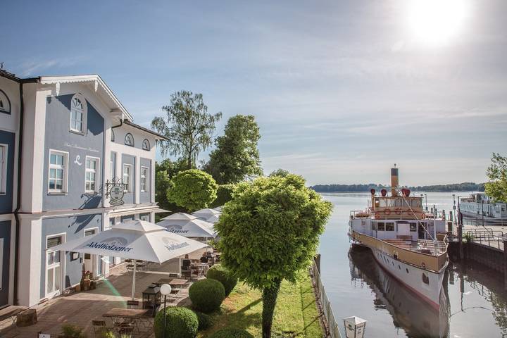 Hotel, mit Terrasse und Garten in Prien
