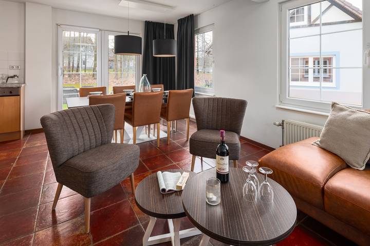 Ferienhaus für 8 Personen, mit Balkon/Terrasse und Terrasse sowie Garten und Pool in Ediger-Eller