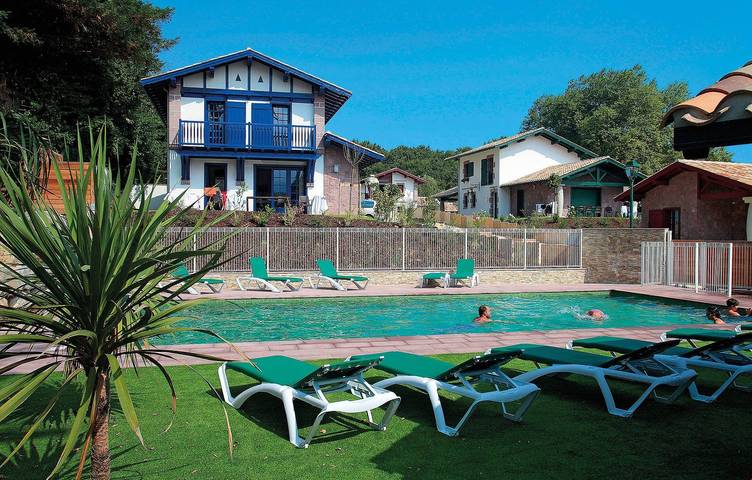 Villa pour 8 personnes, avec Balcon et Terrasse ainsi que Jardin et Piscine à Urrugne