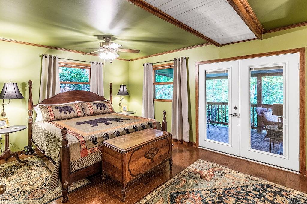 Serene & secluded 2-Story home with covered porch, firepit & telescope in Macon County