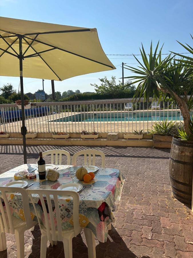 Gîte pour 4 personnes, avec jardin et piscine dans la Tamarissière