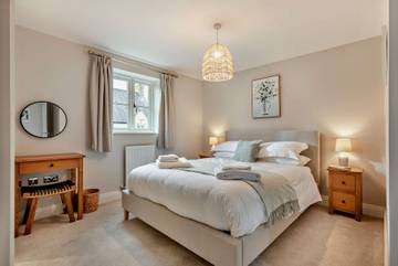 Holiday Home for 6 People in Bourton-on-the-Water, The Cotswolds, Photo 2