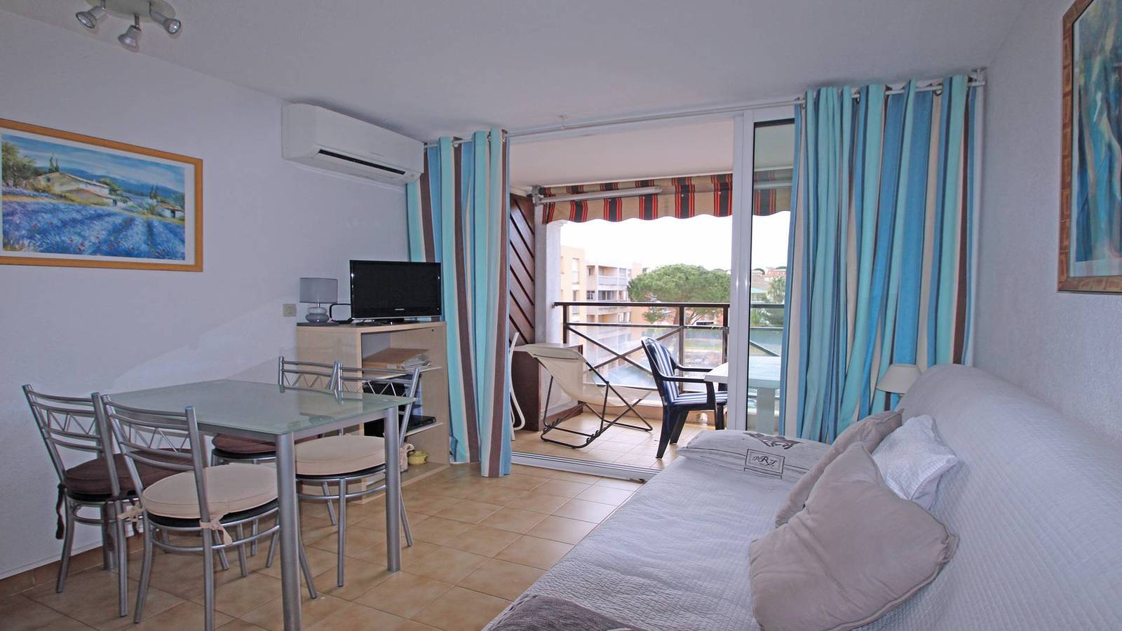 Entire holiday apartment, 2-room apartment - 4 people - Air conditioning - Residence swimming pool - City center - Wifi - Sainte Maxime - 2* in Sainte-Maxime, Draguignan region