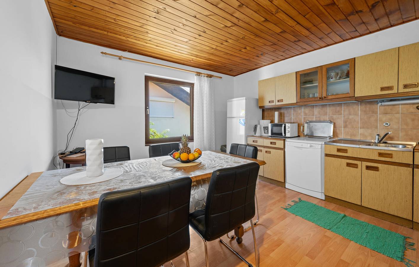 Ganze Ferienwohnung, Charmantes Apartment mit einem Schlafzimmer und Terrasse, 500 m vom Strand entfernt in Vodice, Šibenik-Knin