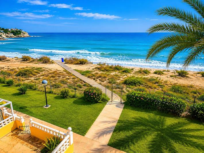 Wonderful Villa with Private Beach, Sea View, Shared Pool, Terrace & Wi-Fi in Platja de l'Amerador (el Campello), El Campello