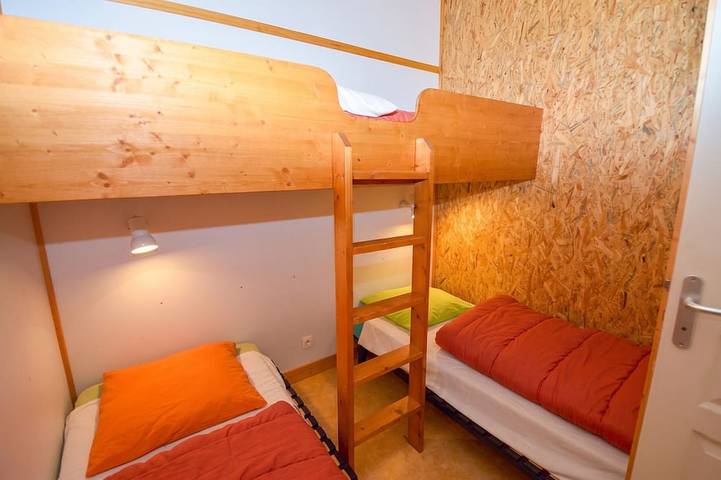 Gîte pour 5 personnes, avec jardin ainsi que piscine et terrasse, animaux acceptés à Les Tourrettes - 3