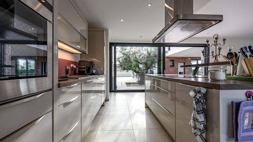 Villa pour 8 personnes, avec piscine ainsi que jardin et terrasse, animaux acceptés à Novigrad - 4