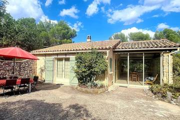 Gîte pour 5 personnes, avec jacuzzi ainsi que jardin et piscine, animaux acceptés à Salernes