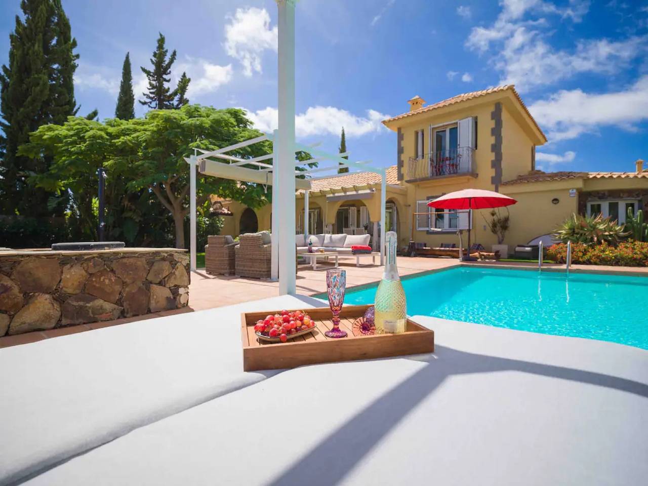 Holiday Home 'Villa Linda' with Mountain Views, Private Pool and Wi-Fi in Monte León, San Bartolomé de Tirajana