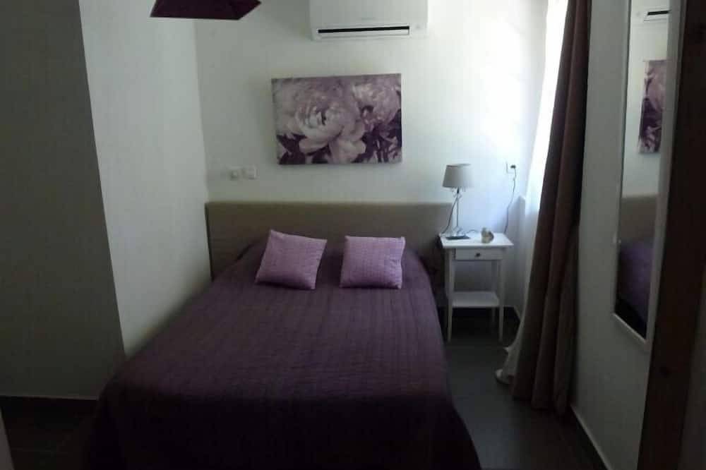 Gîte avec piscine couverte et chauffée, jacuzzi, 10 couchages, Avignon in Avignon, Vaucluse