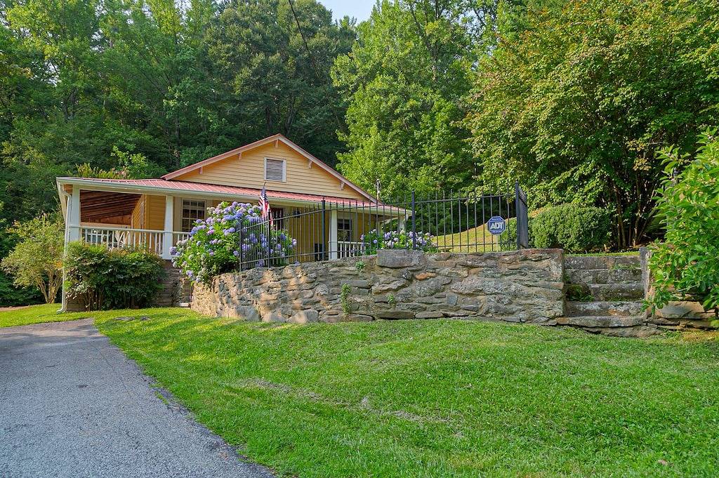 Georgia Bell's -Vintage Farmhouse by Chattahoochee in Chattahoochee National Forest
