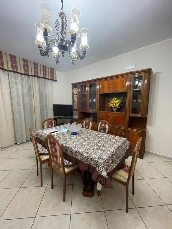 Ferienwohnung für 6 Personen, mit Balkon und Terrasse sowie Ausblick in Mondragone