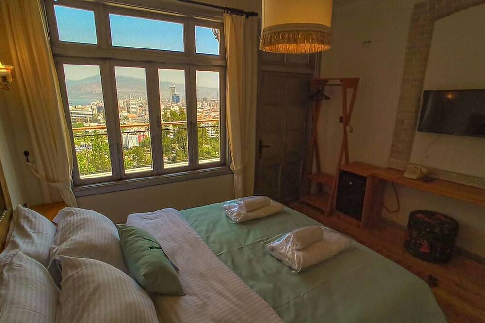 Chambre De La Tour De L'Horloge 1901 — Spacieuse, lumineuse et confortable avec une mer imprenable in Izmir, Égée turque