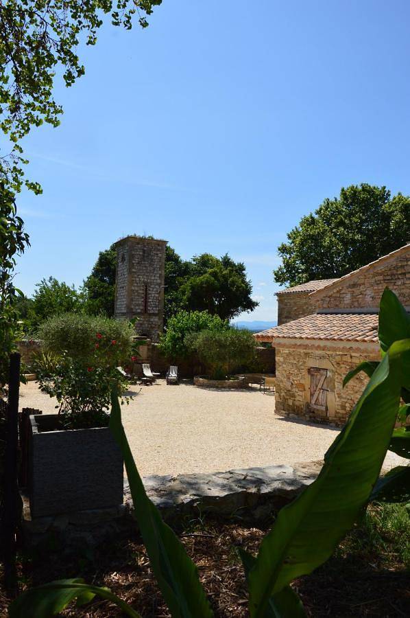 Location de vacances pour 6 personnes, avec Jacuzzi et Terrasse ainsi que Jardin et Vue à Saint-Jean-de-Ceyrargues