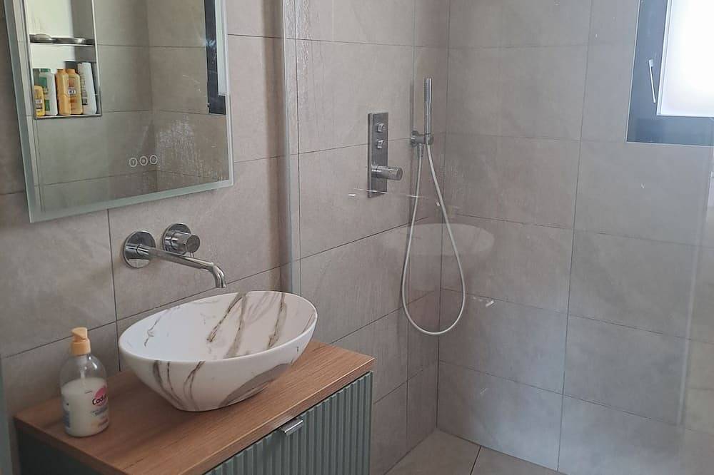 Large independent bedroom with bathroom in Luberon in Mirabeau, Regionaler Naturpark Luberon