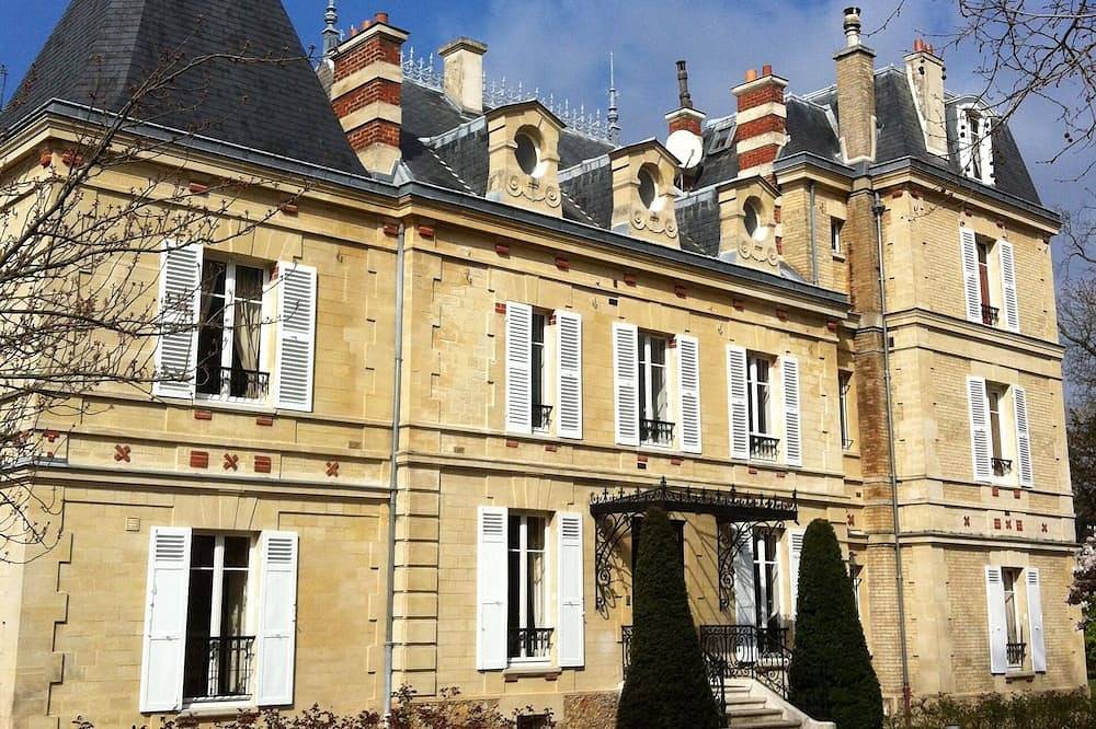 Beautiful historic home with big garden minutes from Paris-perfect for families! in Le Vésinet, Yvelines