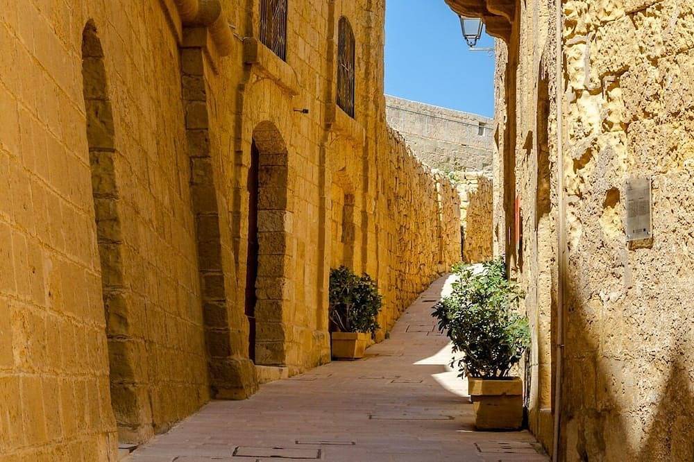 Stay inside the walls of Gozo Cittadella fortress in Victoria (Malta), Gozo (Malta)