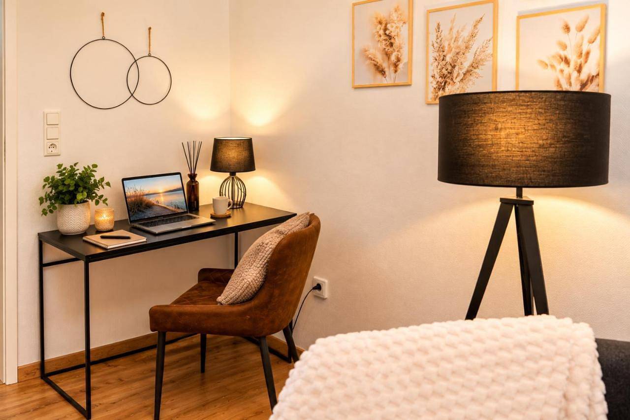 Geheel appartement, Helle Wohlfühloase -Kamin- ruhig gelegen - eigener Parkplatz- Self Check in-bis zu 5 Personen-schöne Wohngegend in Paderborn, Noordrijn-Westfalen
