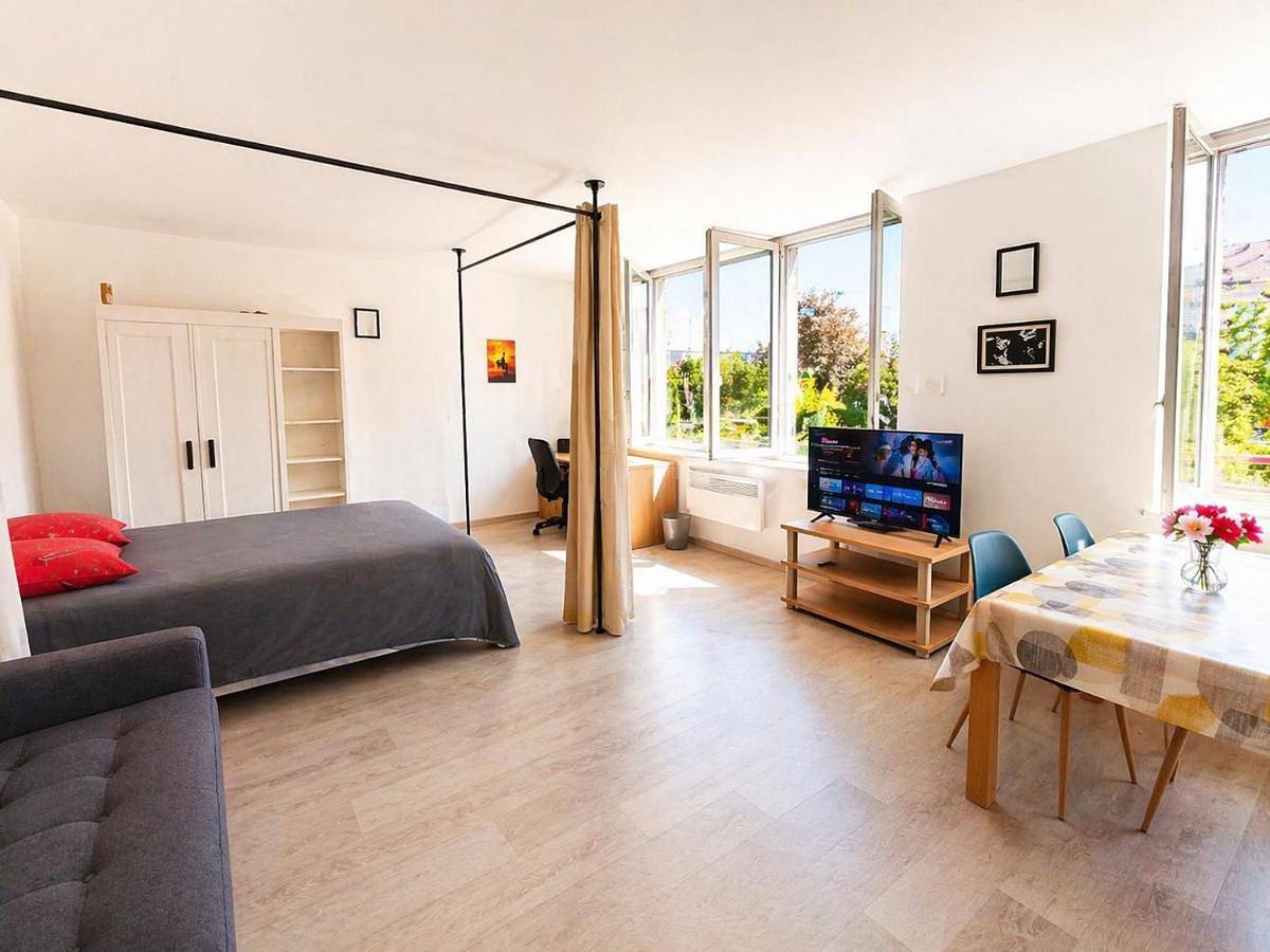 Appartement entier, One-Bedroom Apartment with Garden View in Haubourdin, Région de Lille
