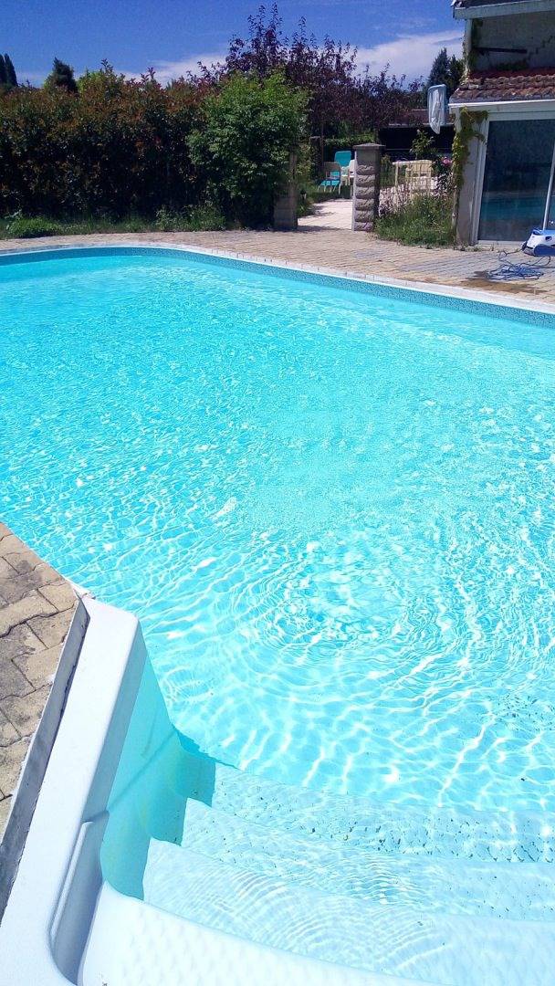 Gîte pour 4 personnes, avec piscine à Lencouacq