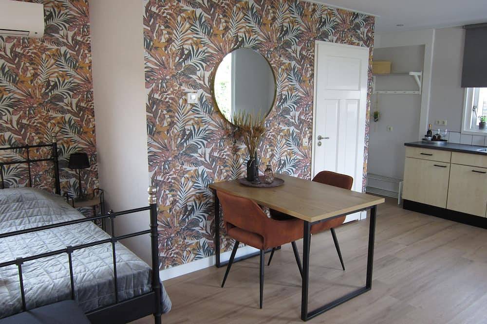 Beautiful b&b/ vacation home located on a large garden surrounded by water. in Bovenkarspel, Markermeer