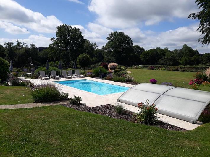 Gîte pour 8 personnes, avec sauna et jardin ainsi que vue et piscine à Joué-du-Bois