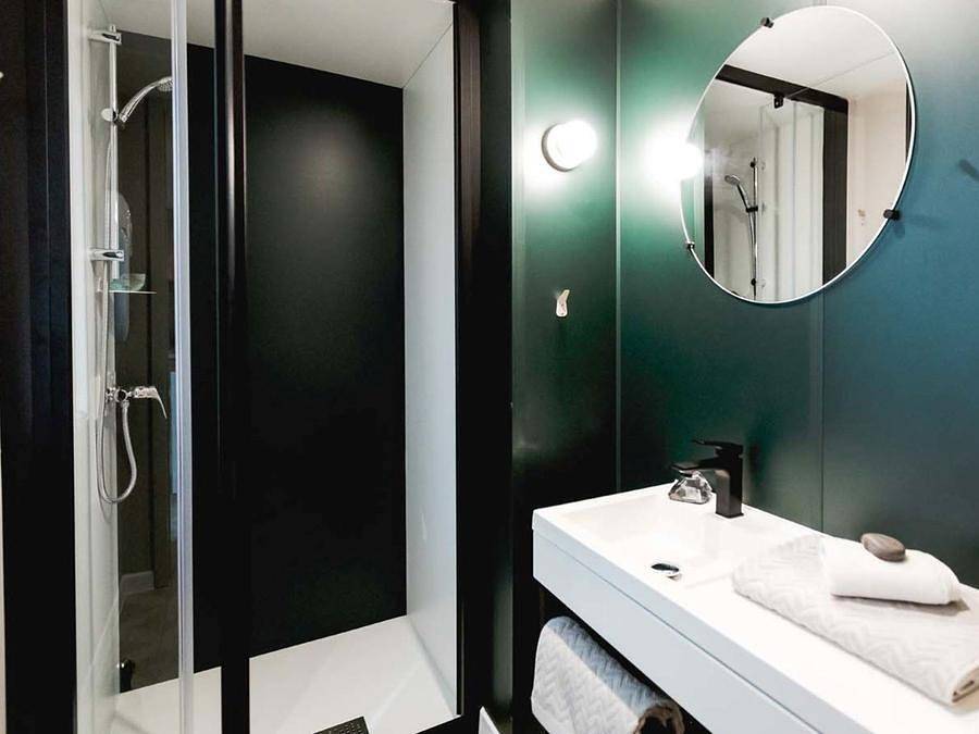 Flower Camping De la Plage - Mobile home 4 persons - Premium 30m² 2 bedrooms + semi-covered terrace 24m² - Tv - Air conditioning 4 pers in Saint-Cirq-Lapopie, Causses du Quercy Regional Nature Park