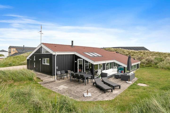 Ferienhaus für 8 Personen, mit Balkon/Terrasse und Terrasse sowie Pool und Sauna in Søndervig