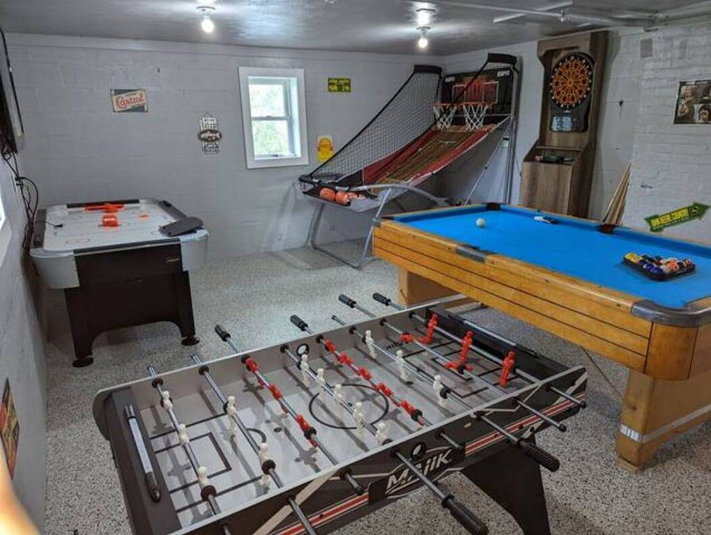 River Retreat W/ Hot Tub/ Game room in Elkhart County