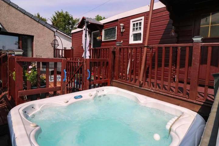 Vacation rental for 2 people, with Hot tub and Terrace as well as Yard in Scotland