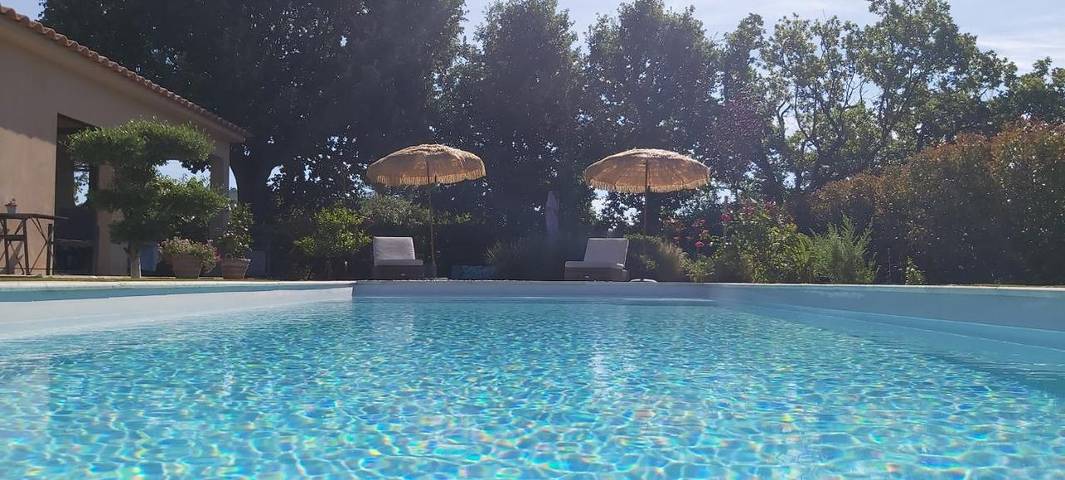 Location de vacances pour 3 personnes, avec vue ainsi que piscine et jardin à Garéoult - 4