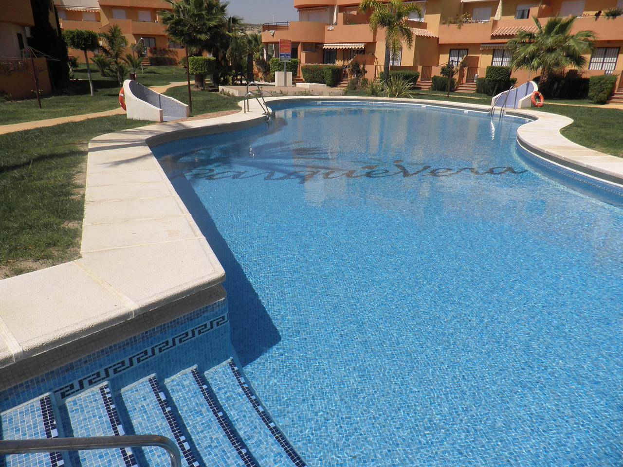 Entire apartment, Apartment 'En Urbanización Nudista' with Shared Pool, Wi-Fi and Air Conditioning in Playas de Vera, Vera