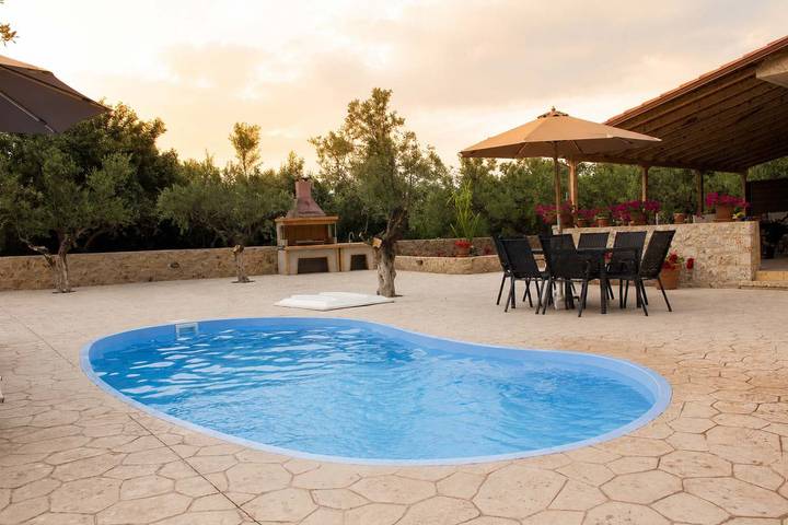 Vacation house for 5 people, with yard and pool - 1
