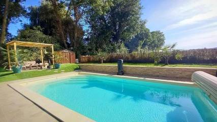 Location de vacances pour 10 personnes, avec piscine ainsi que jardin et terrasse dans Saint-Pierre-en-Auge