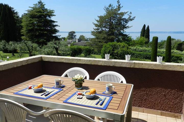 Location de vacances pour 4 personnes, avec balcon ainsi que piscine et jardin dans Cisano