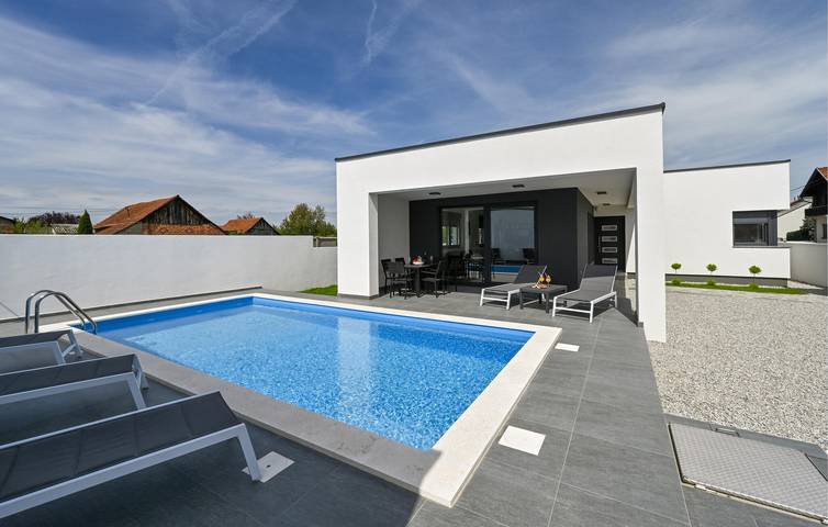 Reizende 2-Zimmer-Wohnung mit Pool, Parkplatz und WLAN, 2 km vom FKK-Strand „Aqvacity“ entfernt in Varazdin