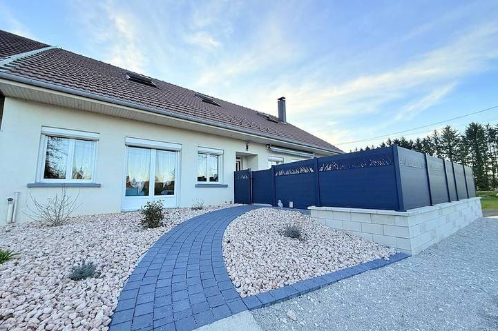 Gîte pour 8 personnes dans Vercel-Villedieu-le-Camp