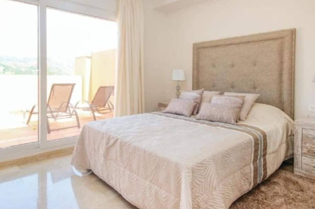 Prachtig 4 slaapkamer frontline golf herenhuis in Artola, Marbella