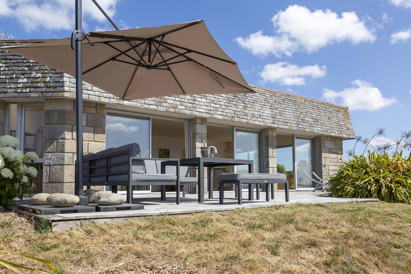 Amplia villa contemporánea, justo al borde del agua... in Esquibien, Audierne
