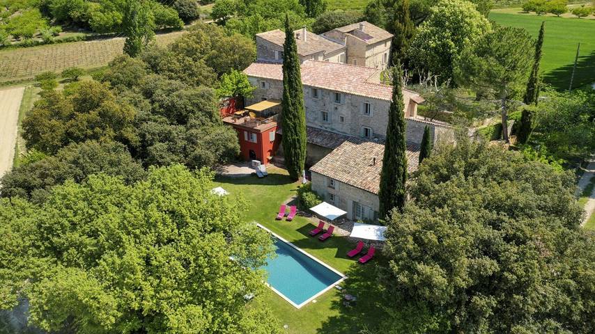 Gîte pour 2 personnes, avec piscine ainsi que jardin et terrasse