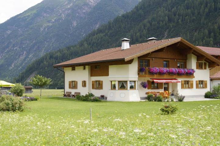 Ferienwohnung für 4 Personen, mit Garten und Ausblick in Holzgau