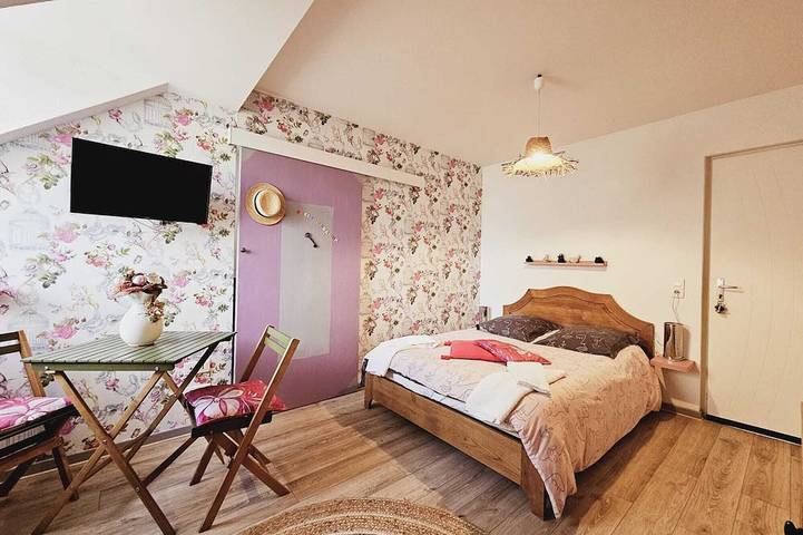 Apartamento entero, Rent this charming furnished studio near Rocamadour and Padirac in Gramat, Quercy