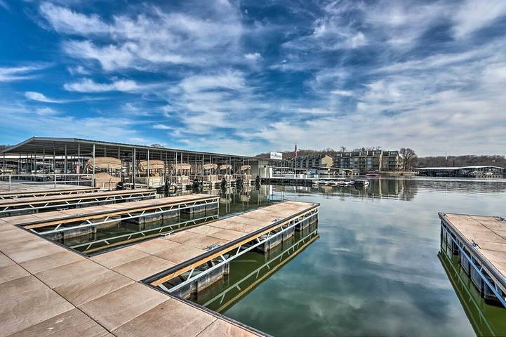 Vacation house for 12 people, with balcony and yard as well as hot tub in Lake of the Ozarks