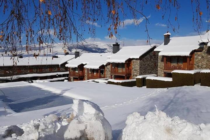 Gîte pour 5 personnes, avec Balcon et Terrasse ainsi que Jardin et Piscine à Nahuja