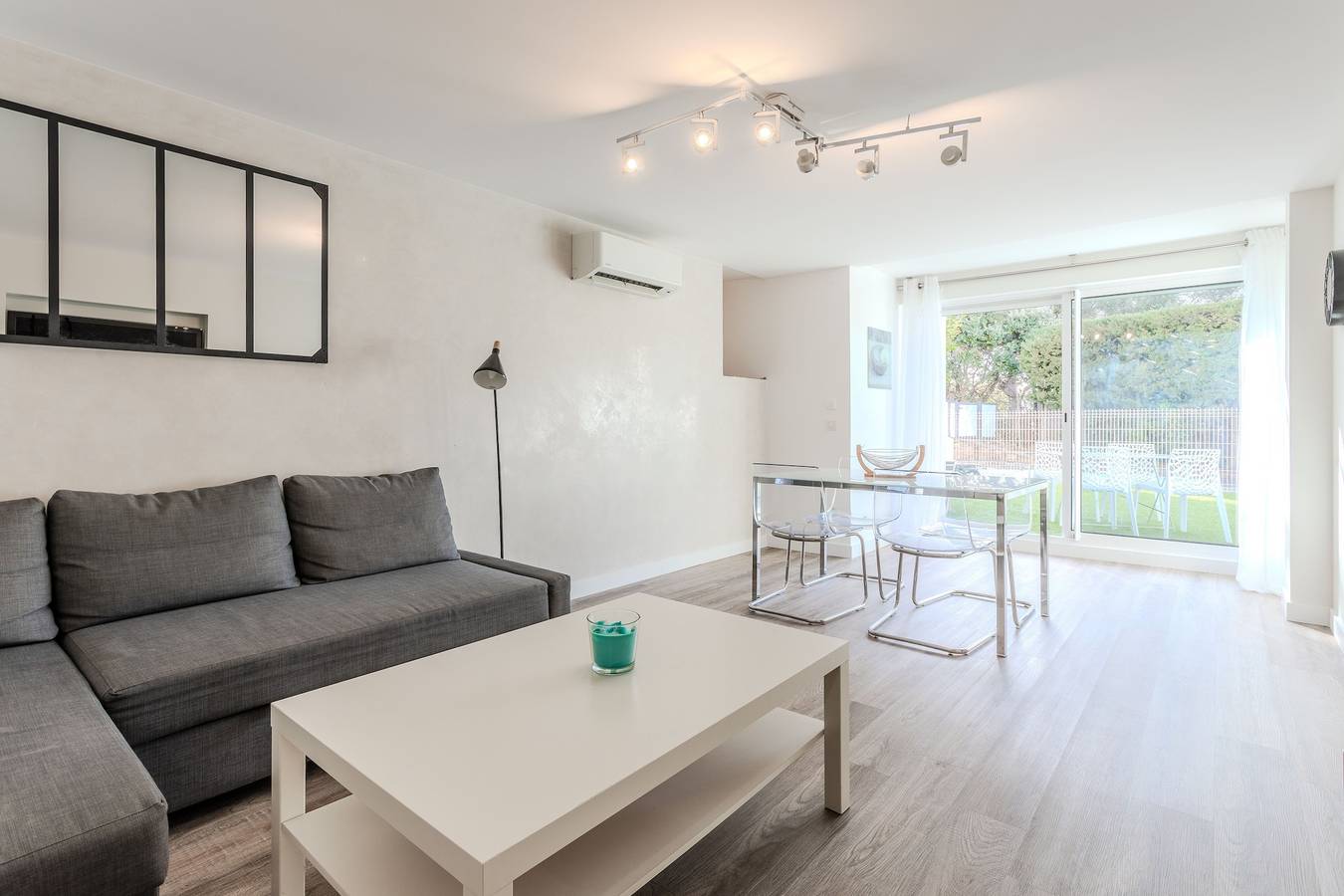 Appartement entier, Appartement 'Superbe F2 Spacieux' avec piscine partagée, Wi-Fi et climatisation in Saint-Raphaël, Côte méditerranéenne (France)