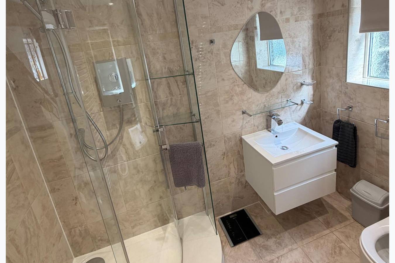 House Sleeps 7 with Enclosed Garden in Northamptonshire
